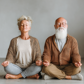 Grup de seniori în poziții de yoga